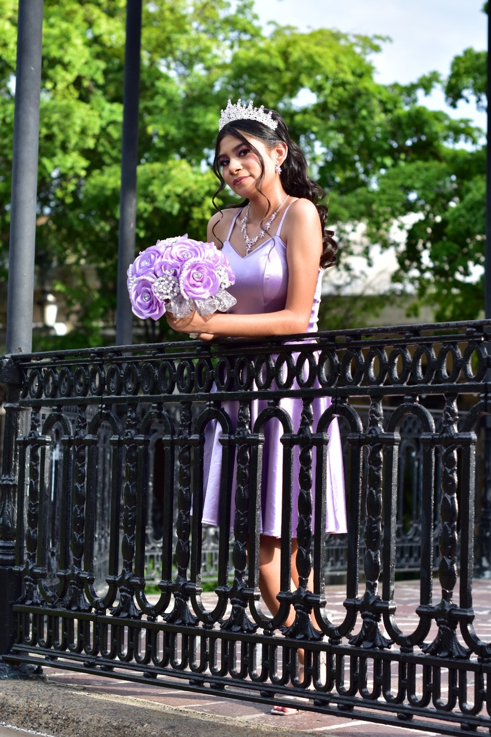 Maite junto al kiosco